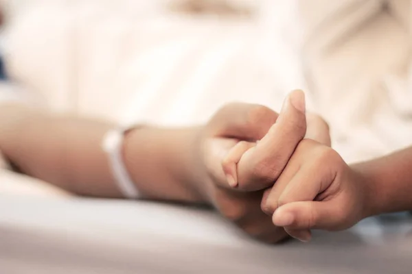 Manos Los Pacientes Familiares Visitantes Están Estrechando Las Manos Imagen de archivo