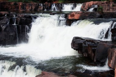 Şelaleler ve kayalar ormandaki doğanın güzelliği ile.