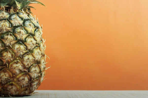 Abacaxi Uma Madeira Com Fundo Laranja — Fotografia de Stock