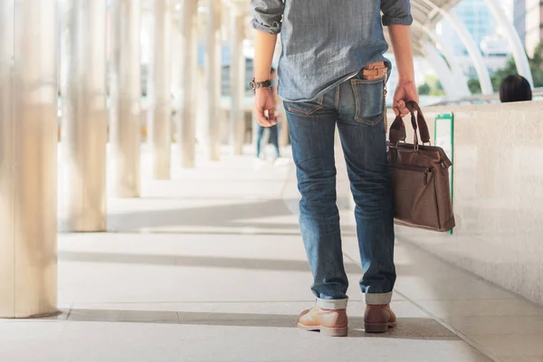 Hombre Con Maletín Está Caminando Por Ciudad — Foto de Stock