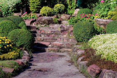 Yol ve bahçedeki süs.