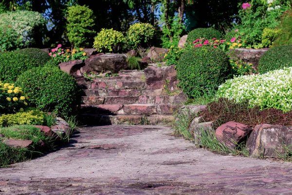 Gehweg Und Dekorationsblume Garten — Stockfoto