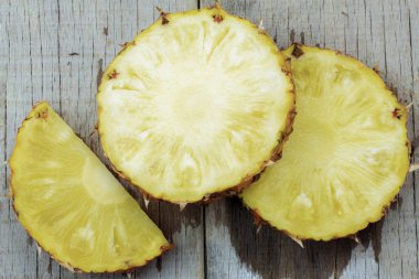 Tahtadaki ananas dilimleri..