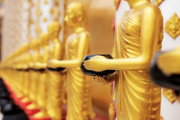 Будда Стоял Вырезанный Храме — стоковое фото