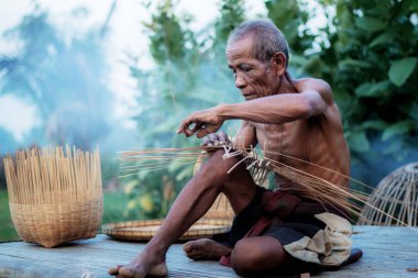 Yaşlı adam kırsal kesimde bambu dokuma.