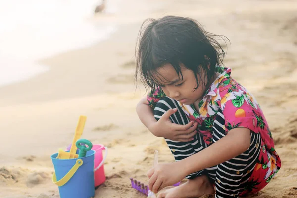 Asiatisk Tjej Spelar Leksaker Sanden Vid Havet — Stockfoto