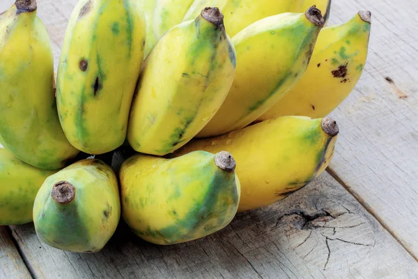 Banana Matura Legno Con Sfondo — Foto Stock