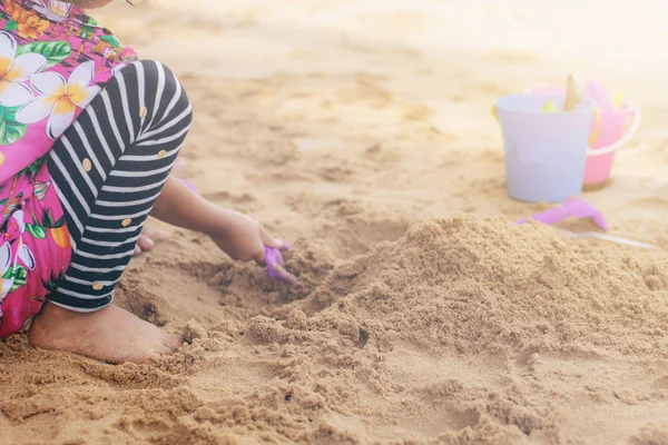 Barn Leker Leksaker Sand Med Solljus — Stockfoto