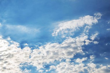 Mavi gökyüzü ile renkli ve güzel bulutlar.