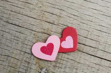 Arka plan ile ahşap üzerine iki kalp.