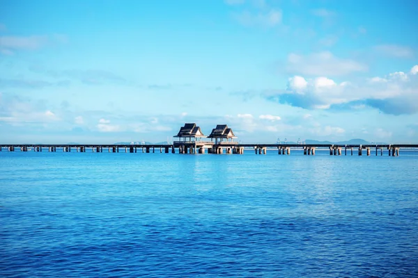 Köprü Mavi Gökyüzü Ile Denizde Üzerinde Bakış Açısı — Stok fotoğraf