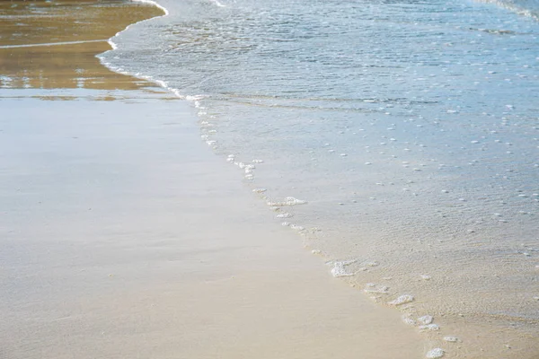 Dalgalar Üzerinde Arka Plan Güneş Işığı Ile Kum Plaj — Stok fotoğraf