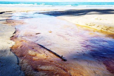 Su ile plajda renkli arka plan denizde.