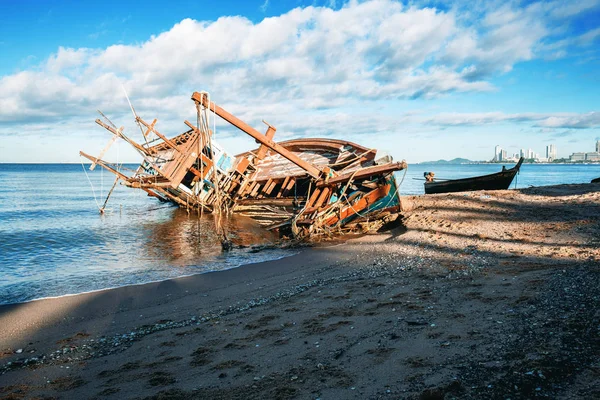 Old Fishing Boat Beach Blue Sky — Stock Photo, Image