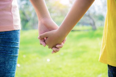 Güneş ışığı ile park elinde iki kız.