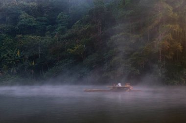 Bambu Pang Oung ilçe hayvan bölgede rafting seyahat.