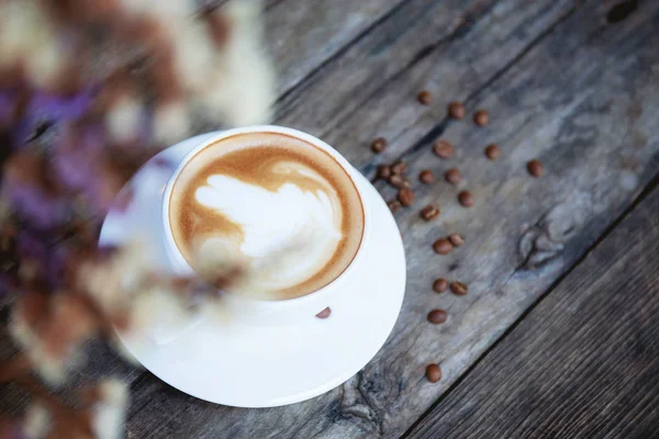 Cangkir Kopi Dan Bunga Kayu Dengan Latar Belakang — Stok Foto