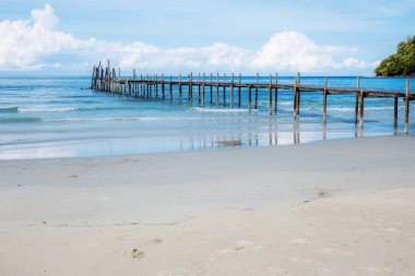 Deniz kıyısındaki tahta köprü Gökyüzü ile.