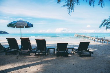 Mavi gökyüzü ile plajda yaz aylarında koltuk.