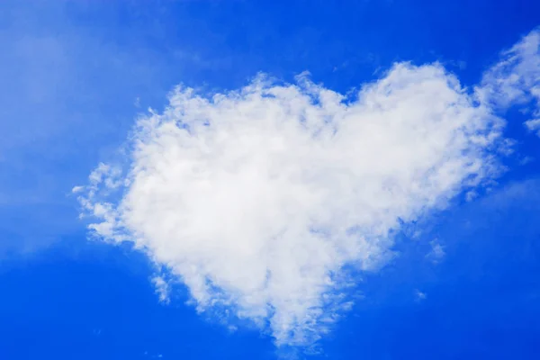 Moln Hjärta Form Med Blå Himmel Bakgrund — Stockfoto