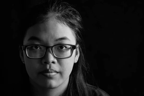 Азиатская Девушка Черно Белым Изображением — стоковое фото
