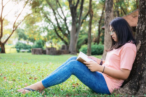 Ragazza Asiatica Stanno Leggendo Libro Sul Prato Nel Parco — Foto Stock