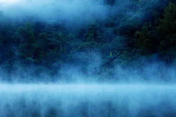Pang Oung Reservoir mit Nebel. — Stockfoto