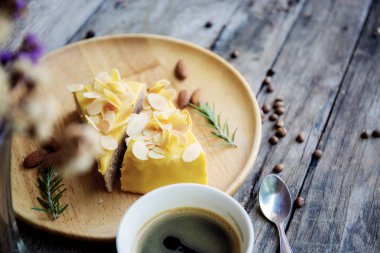 Kek ve kahve masada.