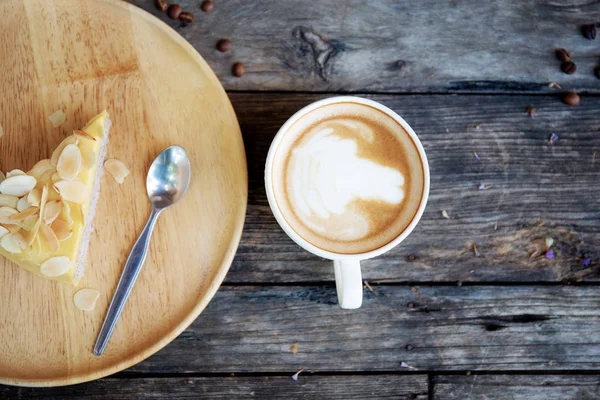 Cangkir kopi dan kue di atas kayu . — Stok Foto