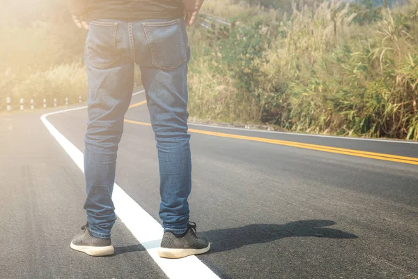 L'uomo è in piedi sulla strada . Immagine Stock