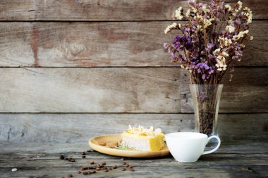 Kahve fincanı ve duvar arka plan, vazo.