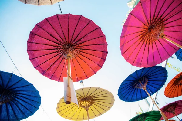 Paraplu's hangen van de hemel. — Stockfoto