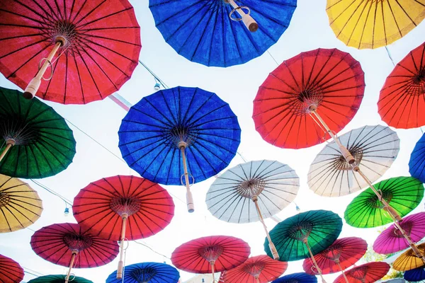 Paraplu's, opknoping met kleurrijke. — Stockfoto