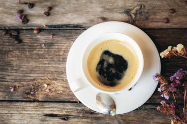 Üst manzaralı kahve fincanı.