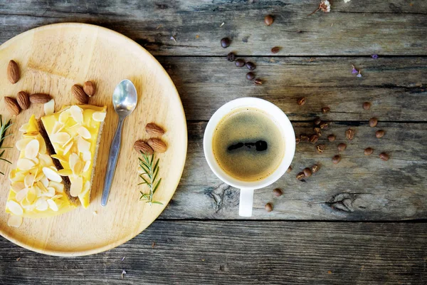 Coffee cup and cake on wooden. — Stock Photo, Image