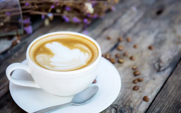 Cangkir kopi di atas meja. — Stok Foto