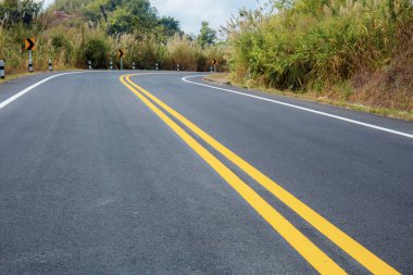Kırsalda yol.