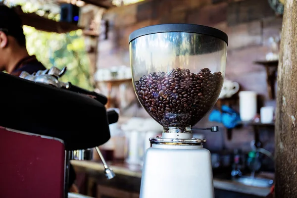 Tostador de café en la cafetería . — Foto de Stock