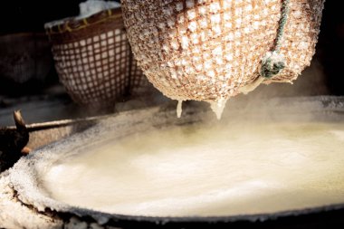 Bir kil soba sıcak tava.