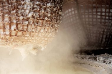 Bambu sepetinde tuz ile yangın duman.