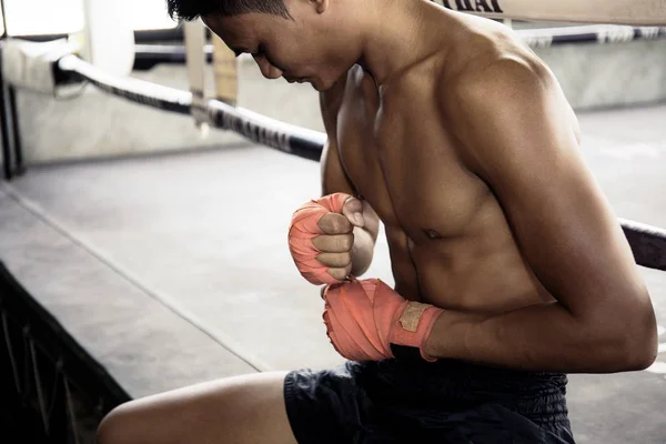 Boxers är hand wraps i arenan. — Stockfoto