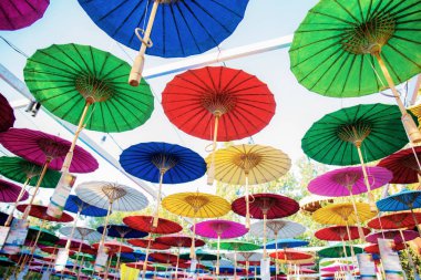 Gökyüzüne asılı şemsiye.