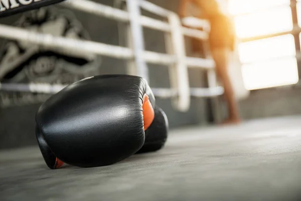 Guantes de boxeo en anillo . —  Fotos de Stock