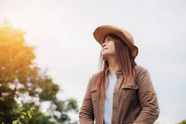 Gökyüzünde eğlenen kadınlar.