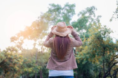 Güneş ışığında seyahat eden kadınlar.