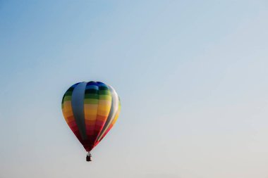 Gökyüzünde balon renkli.