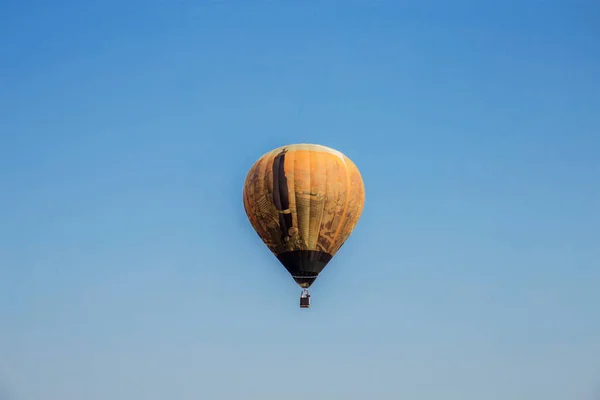 Balão no céu azul . — Fotografia de Stock