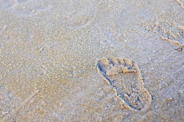 Lábnyom, homokos strand. — Stock Fotó