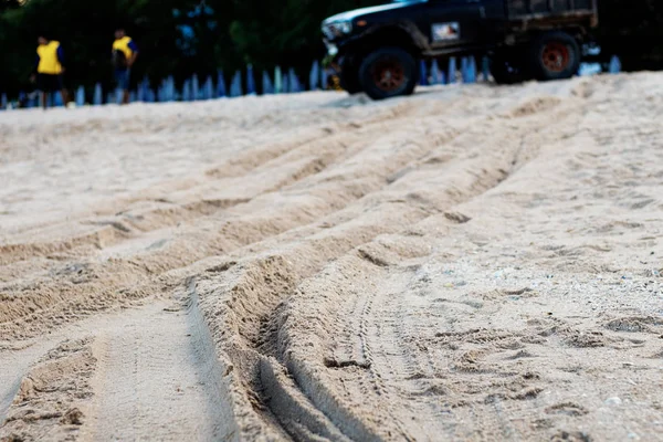 Hjulspår på sandstrand. — Stockfoto