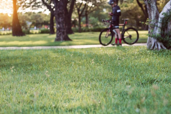 공원에서 운동하기 자전거를 다니는 잔디와 사람들 — 스톡 사진